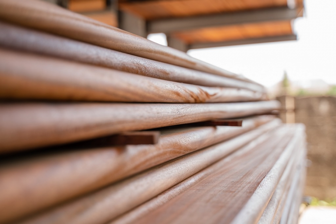 Een close-up van een stapel houten palen.